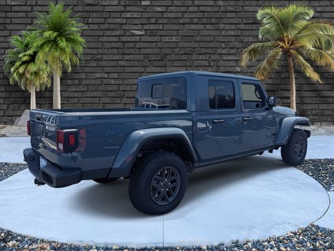 Used 2025 Jeep Gladiator Sport image 4