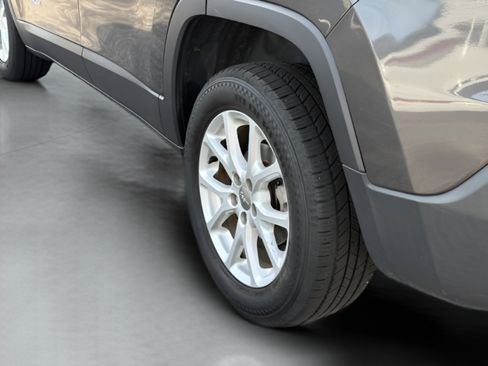 Used 2016 Jeep Cherokee Latitude w/ Cold Weather Group FWD image 31