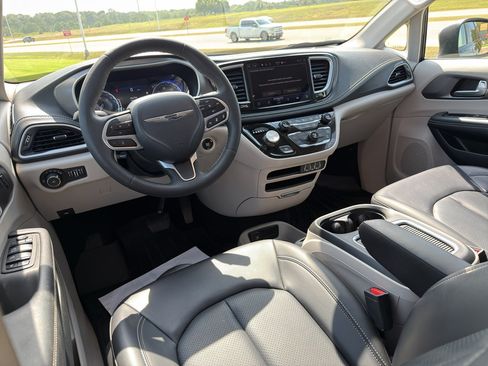 Certified 2023 Chrysler Pacifica Touring-L w/ Road Tripper Package AWD/4WD image 18