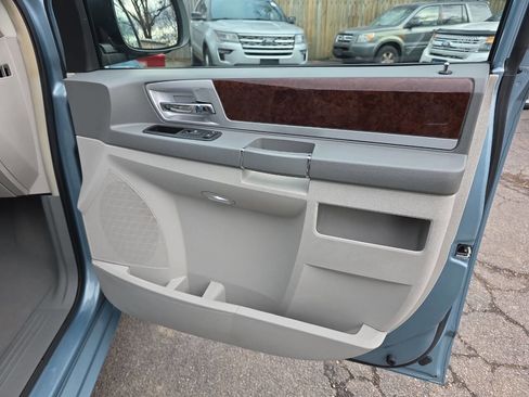 Used 2009 Chrysler Town & Country Touring image 26