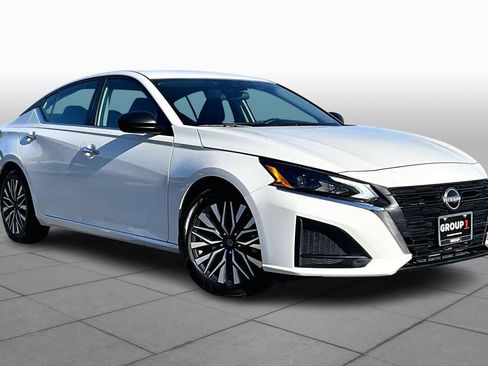 Used 2025 Nissan Altima 2.5 SV image 3