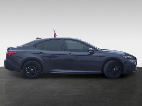 Used 2025 Toyota Camry SE image 3