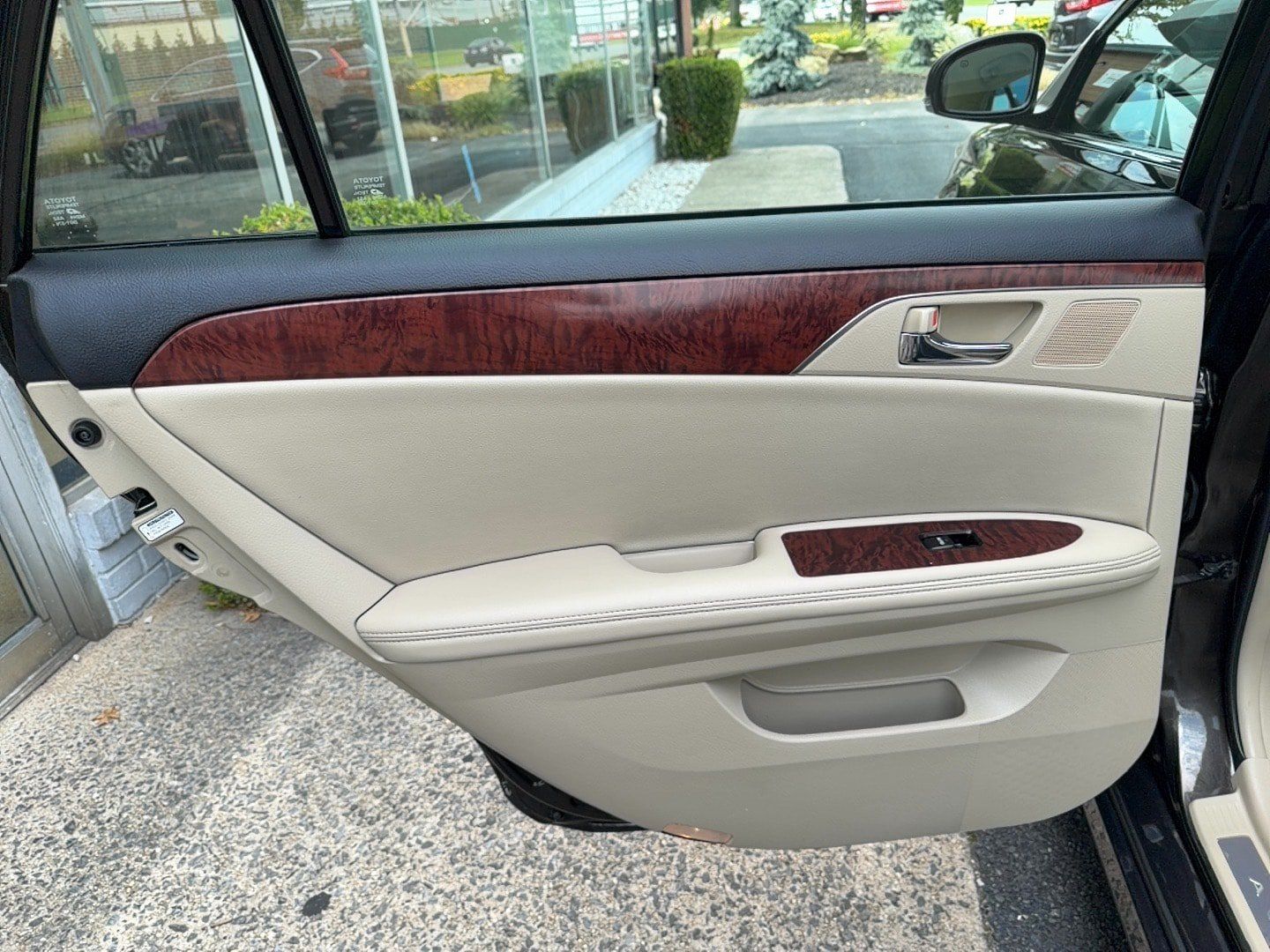 Used 2011 Toyota Avalon FWD image 18