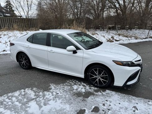 Used 2024 Toyota Camry SE image 4
