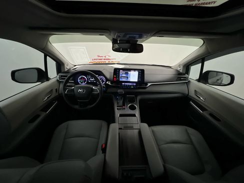 Used 2022 Toyota Sienna Limited FWD image 6