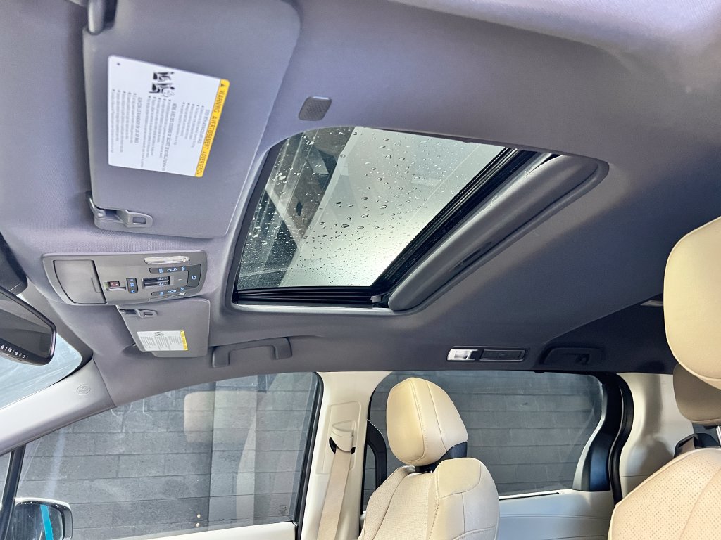 Used 2024 Toyota Sienna Limited AWD/4WD image 4