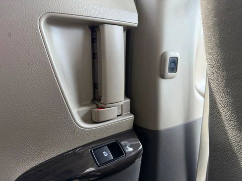 Used 2016 Toyota Sienna XLE image 35