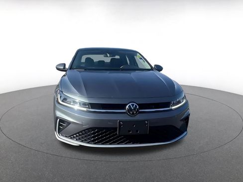 Used 2025 Volkswagen Jetta SE FWD image 4