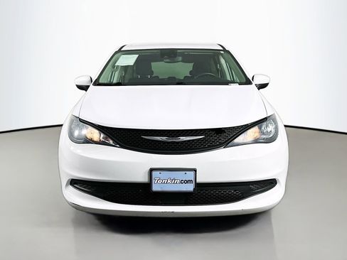 Used 2023 Chrysler Voyager LX FWD image 2