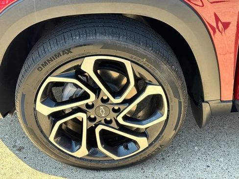 Used 2025 Chevrolet Trax RS w/ Driver Confidence Package FWD image 19