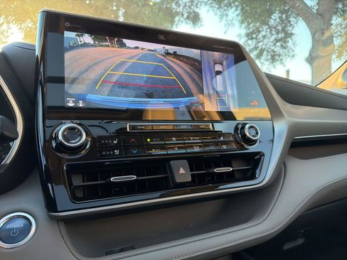 Used 2021 Toyota Highlander Platinum FWD image 12