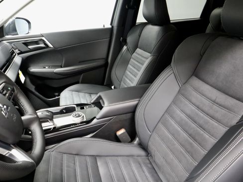 New 2026 Mitsubishi Outlander SE image 17