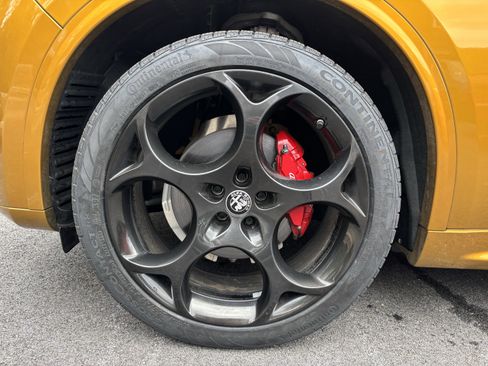 Used 2022 Alfa Romeo Stelvio Veloce image 11