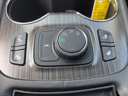 Used 2023 GMC Acadia SLT image 29