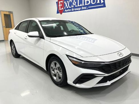 Used 2024 Hyundai Elantra SE image 3