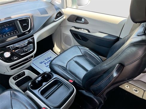 Used 2018 Chrysler Pacifica Touring-L image 22