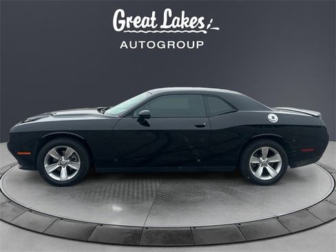 Used 2022 Dodge Challenger SXT image 2