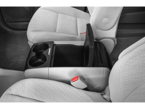Used 2015 Toyota Sienna LE w/ Four Season Floor Mat Package image 15