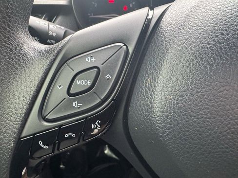 Used 2020 Toyota C-HR XLE image 18