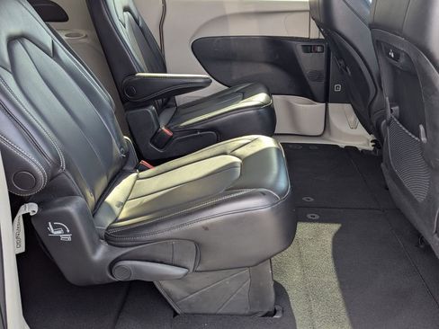 Used 2023 Chrysler Pacifica Touring-L image 26