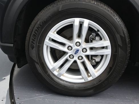 Used 2024 Ford Explorer XLT w/ Equipment Group 202A RWD image 11