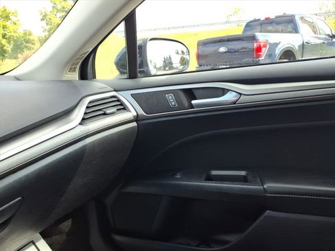 Used 2018 Ford Fusion SE w/ Fusion SE Technology Package image 19