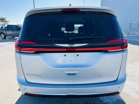 Used 2024 Chrysler Pacifica Touring-L image 38