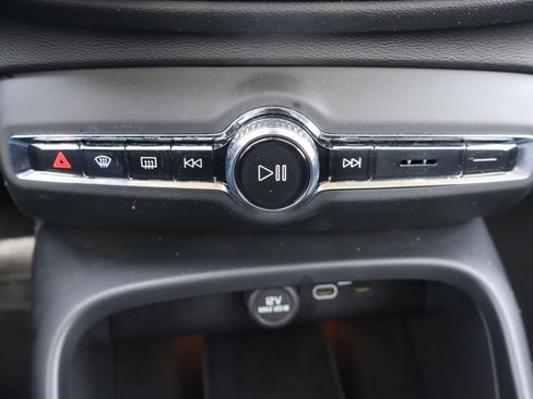 Used 2025 Volvo XC40 B5 Core image 27