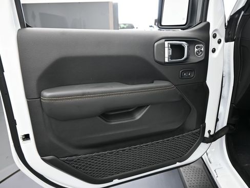 Used 2025 Jeep Wrangler Sahara AWD/4WD image 15