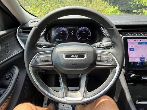 Used 2024 Jeep Grand Cherokee Limited w/ Black Appearance Package AWD/4WD image 21