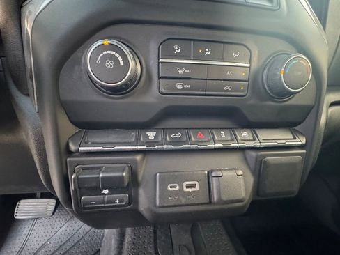 Used 2021 Chevrolet Silverado 2500 Custom w/ Custom Value Package image 4