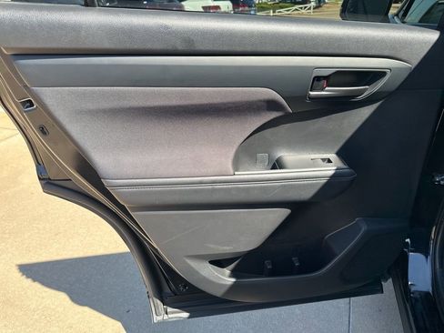 Used 2024 Toyota Highlander LE image 14