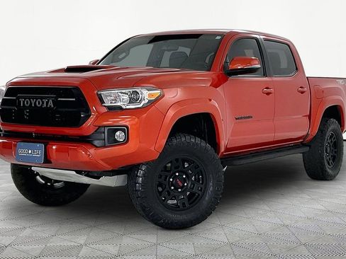 Used 2017 Toyota Tacoma TRD Sport w/ Tow Package (A/T) image 3