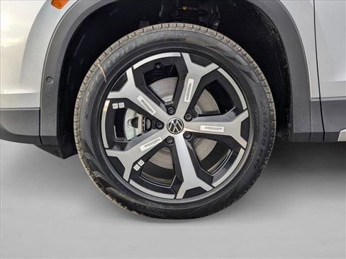New 2025 Volkswagen Tiguan SE image 10