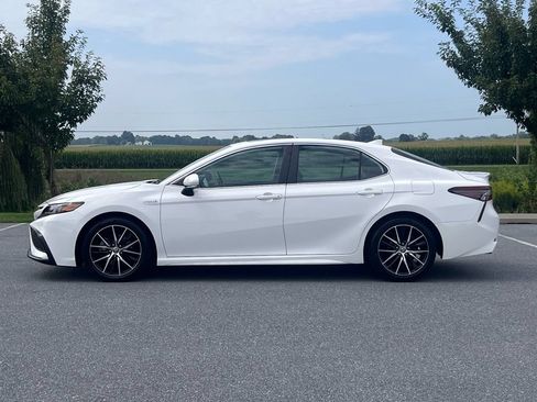 Used 2021 Toyota Camry SE w/ Cold Weather Package FWD image 4