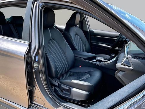 Used 2020 Toyota Camry SE FWD image 9