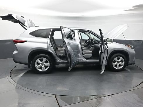 Used 2022 Toyota Highlander LE AWD/4WD image 52