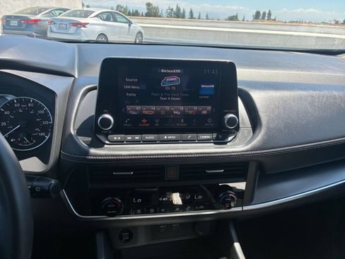 Used 2025 Nissan Rogue SV FWD image 17