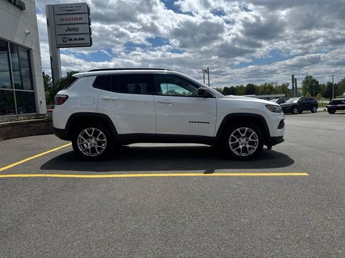Used 2022 Jeep Compass Latitude w/ Sun and Sound Group AWD/4WD image 2