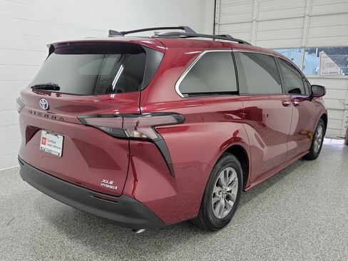 Used 2023 Toyota Sienna XLE w/ XLE Plus Package FWD image 5