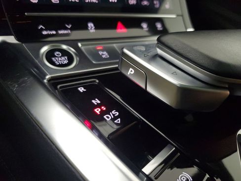 Used 2023 Audi e-tron Premium Plus w/ Premium Plus Package AWD/4WD image 32