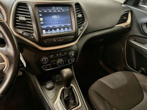 Used 2017 Jeep Cherokee Latitude w/ Safety/Convenience Group AWD/4WD image 25