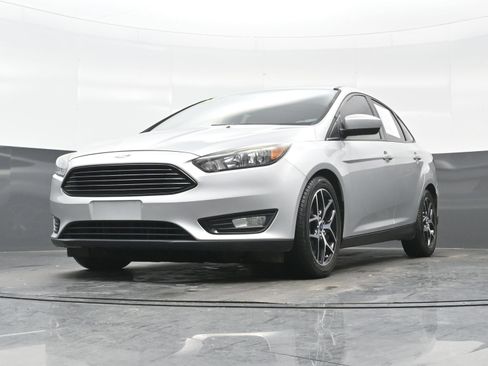 Used 2018 Ford Focus SE w/ SE Appearance Package FWD image 24