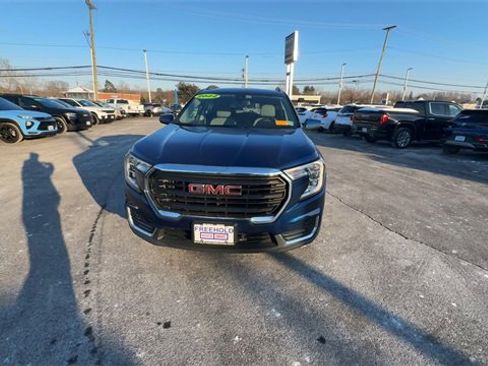 Certified 2022 GMC Terrain SLE w/ Driver Convenience Package image 3