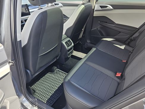 Certified 2025 Volkswagen Taos SE FWD image 9
