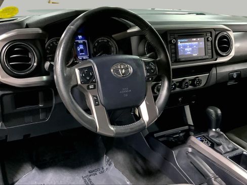 Used 2017 Toyota Tacoma SR5 AWD/4WD image 18