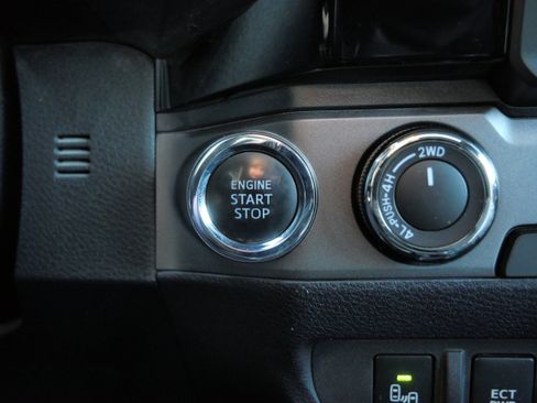 Certified 2018 Toyota Tacoma TRD Off-Road image 30