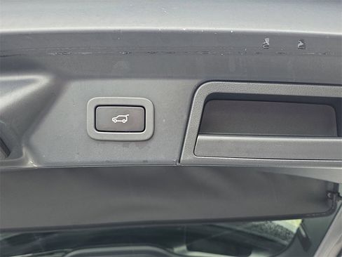 Used 2019 Land Rover Range Rover Velar S image 16