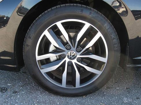Used 2025 Volkswagen Jetta SE image 14