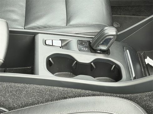 Used 2019 Volvo XC40 T5 Momentum image 6